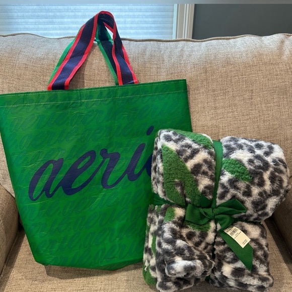 Aerie gray/white leopard print plush blanket & tote bag set, NWT& still sealed - Picture 1 of 4